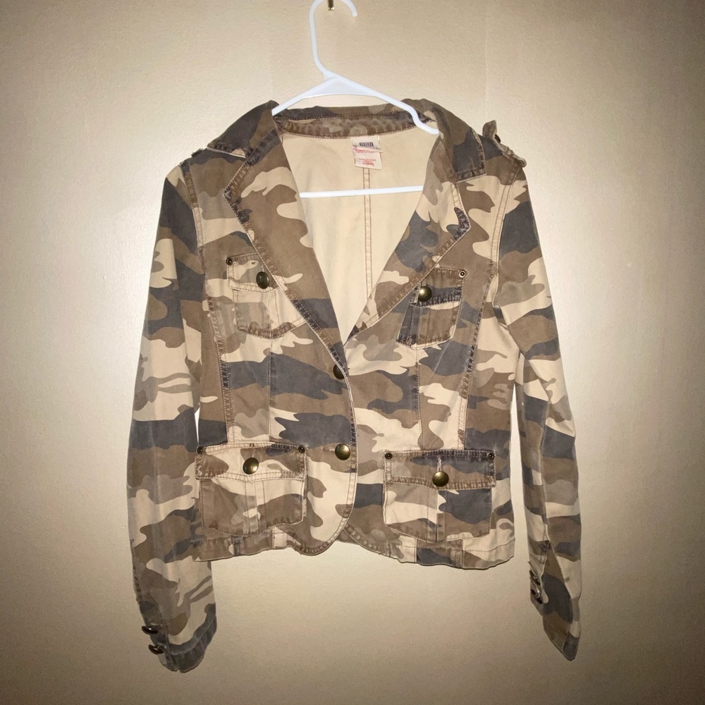 Small (4/6) Camo blazer